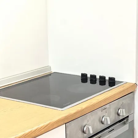 Bright With 2 Bedrooms And A Balcony アパート