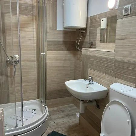 Bright With 2 Bedrooms And A Balcony アパート