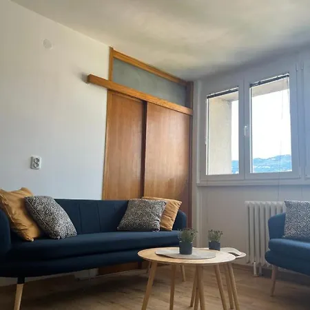 Bright With 2 Bedrooms And A Balcony
