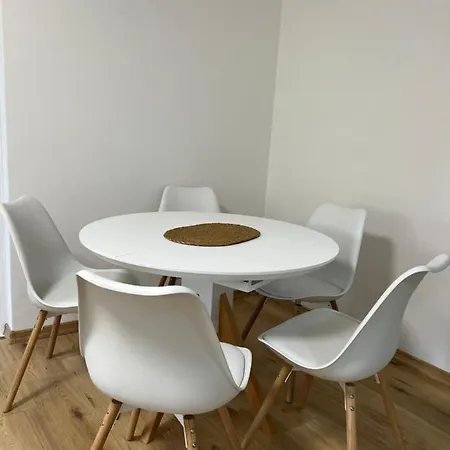 Bright With 2 Bedrooms And A Balcony アパート サラエヴォ