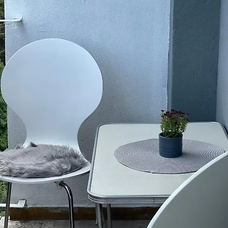 Bright With 2 Bedrooms And A Balcony アパート