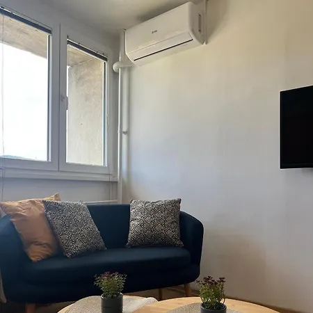 アパート Bright With 2 Bedrooms And A Balcony