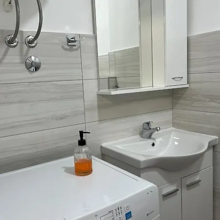 Bright With 2 Bedrooms And A Balcony
